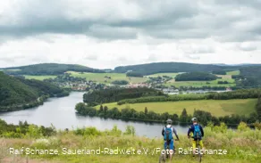 2 Mountainbiker blicken auf den Diemelsee