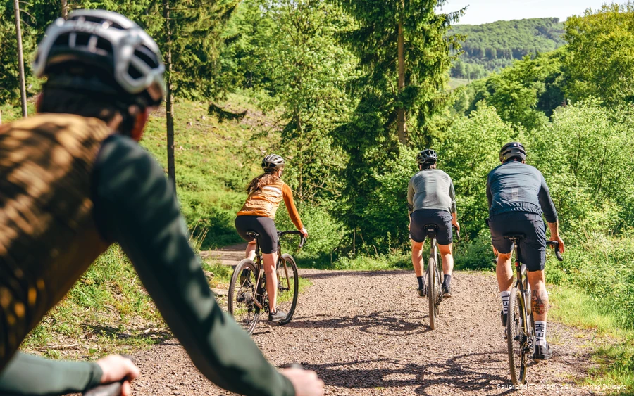 Eine Gravelbikegruppe fährt bergab