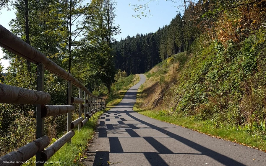 Fahrradweg im Grünetal am Grünebach
