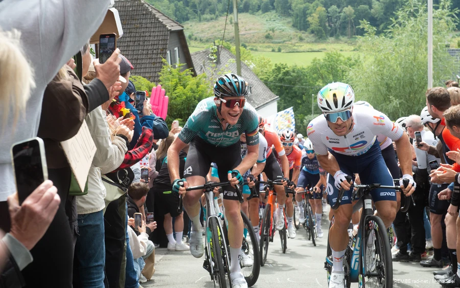 Zwei Rennradfahrer kämpfen sich eine steile Passage bei der Deutschlandtour hinauf.