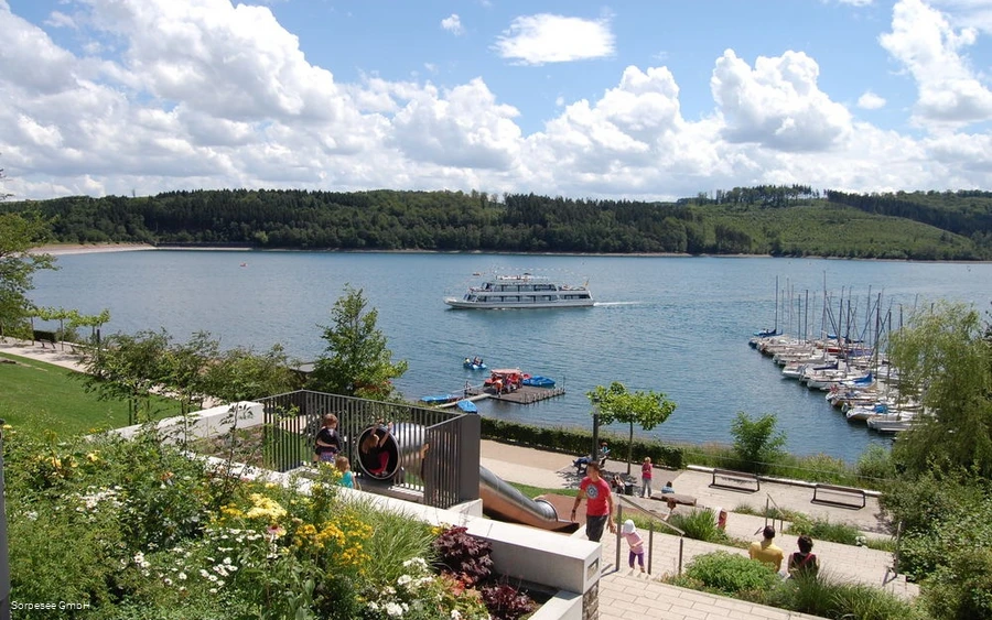 Promenade mit Schiff