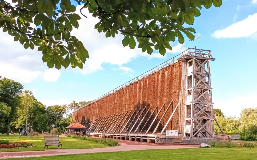 Das große Gradierwerk im Kurpark von Bad Westernkotten © Heilbad Westernkotten GmbH_Zuschnitt.jpg