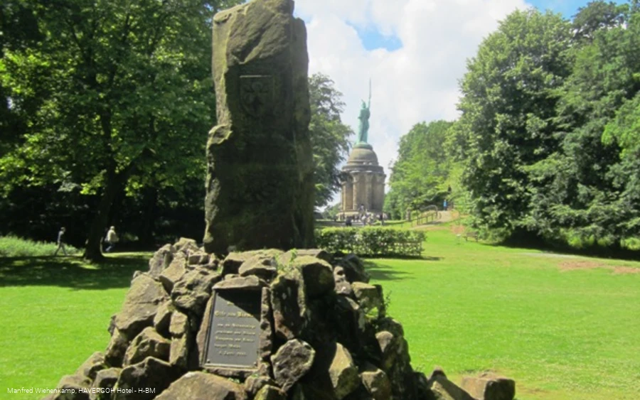 Hermannsdenkmal mit dem Bismarckstein