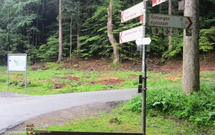 Kreuzungspunkt touristischer Rad- und Wanderwege an den Externsteinen