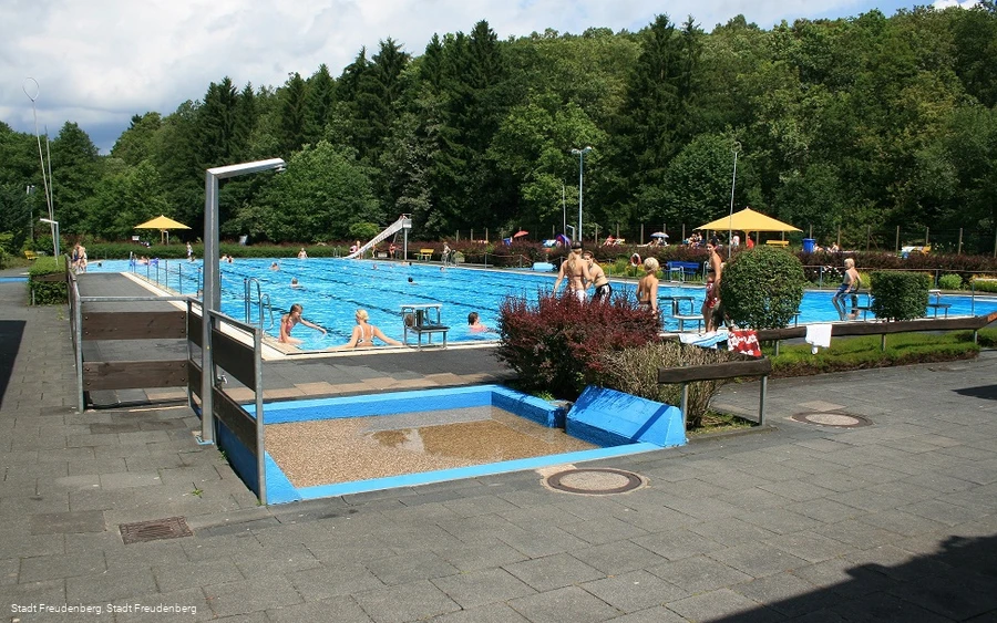 Sport und Erholung im Warmwasserfreibad Freudenberg