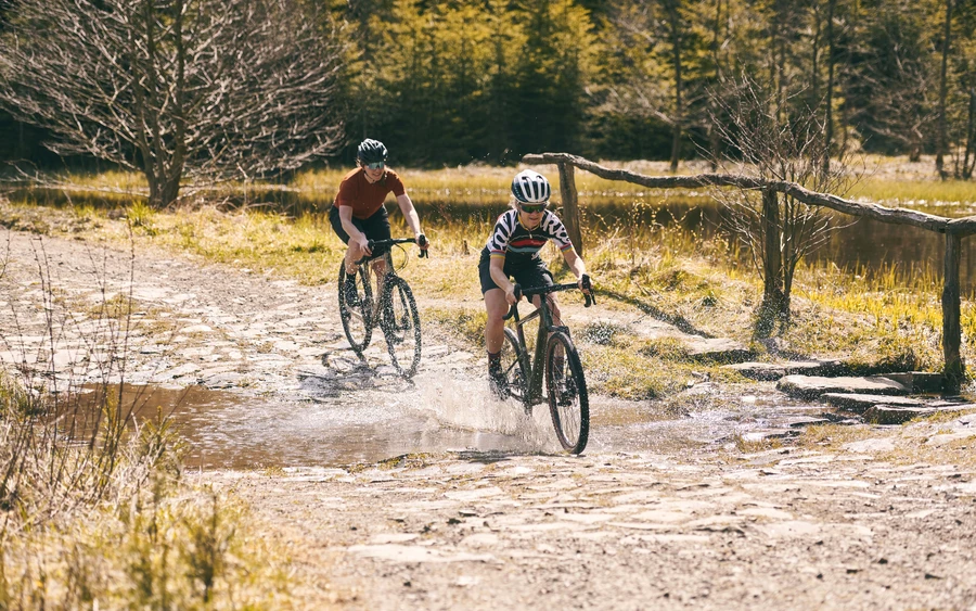 2 GBikerinnen fahren durch einen Fluss (2021).jpg _DSC6135.jpg