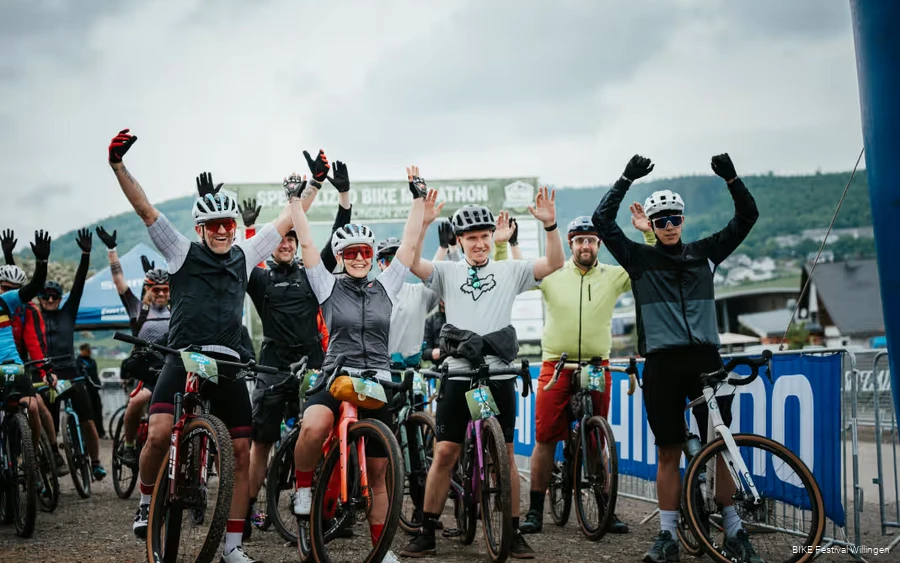 jubelnde Gruppe Eine Gruppe Gravelbiker jubelt im Ziel des BIKE Festival Willingens