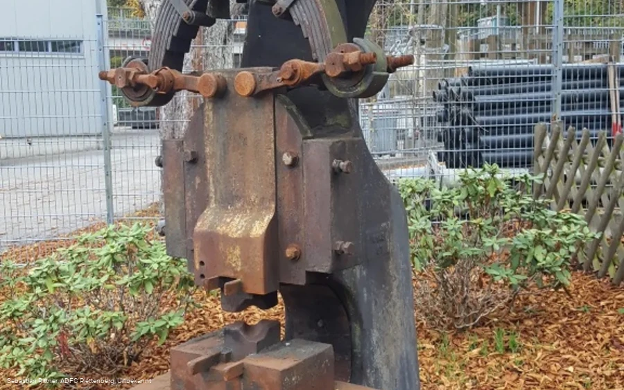 Schmiedehammer am ehemaligen Geländer der Firma Kühne