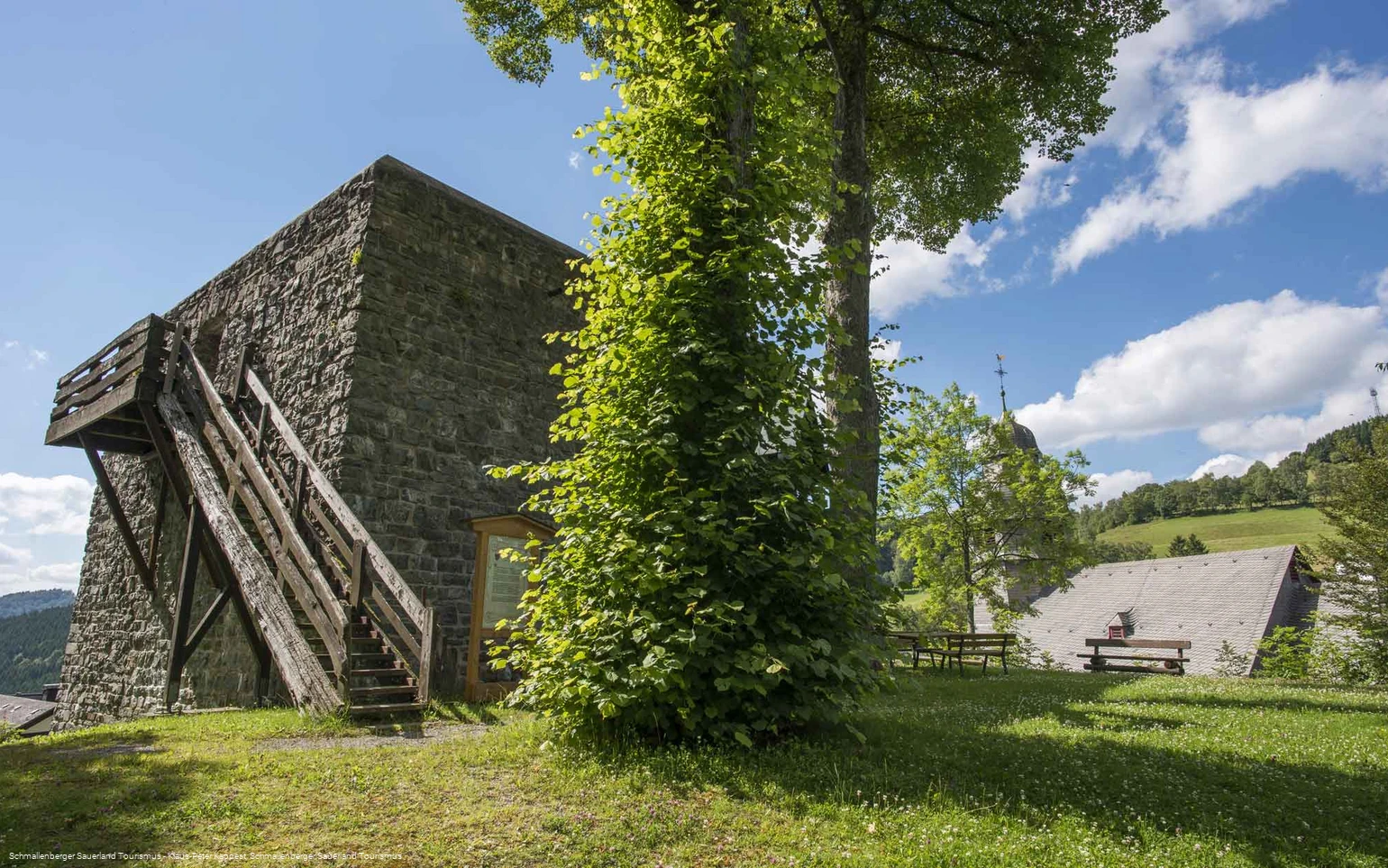 Burgruine Rappelstein in Schmallenberg-Nordenau Burgruine Rappelstein in Schmallenberg-Nordenau