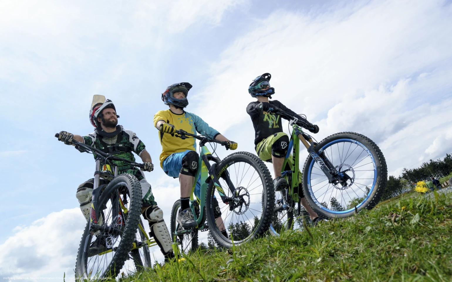 3 Mountainbiker am Start der Downhillstrecke