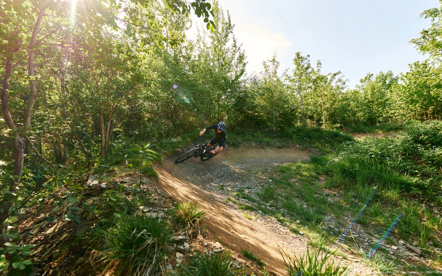 Mountainbiker fährt in die Anliegerkurve hinein