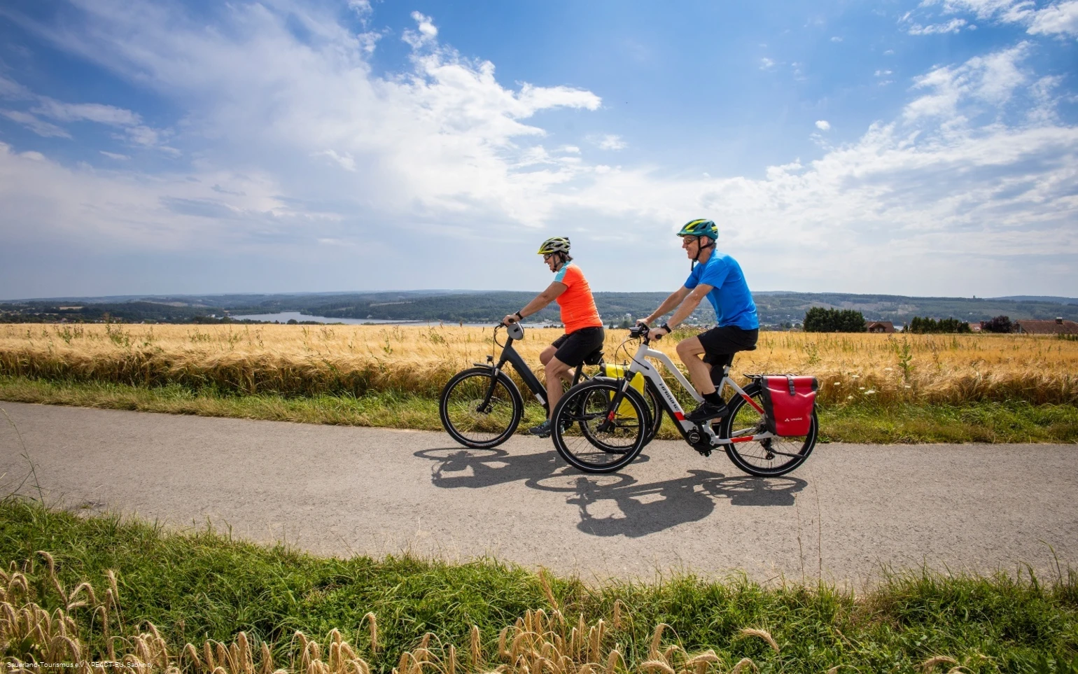 Radfahrer zwischen den Feldern