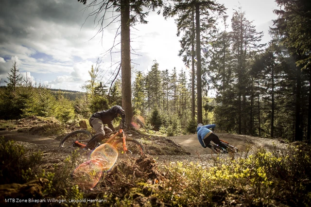 flowtrail-willingen-rasant-bergab c) leopold-hermann-mtb-zone-bikepark-willingen.jpg