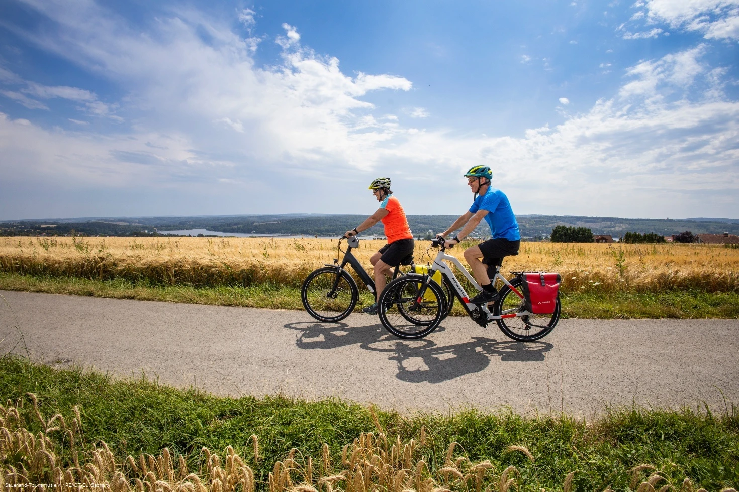 Radfahrer zwischen den Feldern