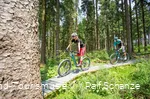 2 E-Mountainbikes fahren über Holzsteg hinab